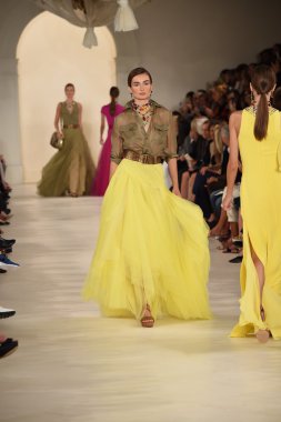 modeli pist yürür, ralph lauren defile
