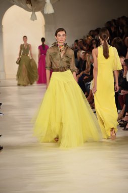 modeli pist yürür, ralph lauren defile