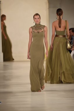 modeli pist yürür, ralph lauren defile