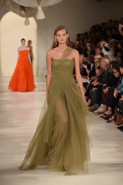 modeli pist yürür, ralph lauren defile