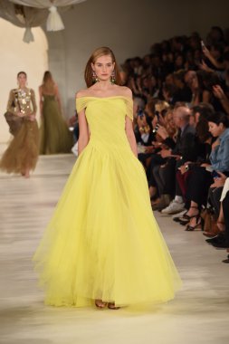 modeli pist yürür, ralph lauren defile