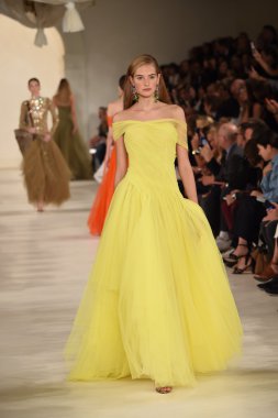 modeli pist yürür, ralph lauren defile