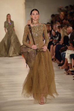modeli pist yürür, ralph lauren defile