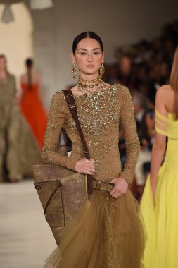 modeli pist yürür, ralph lauren defile