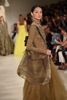 modeli pist yürür, ralph lauren defile