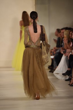 modeli pist yürür, ralph lauren defile