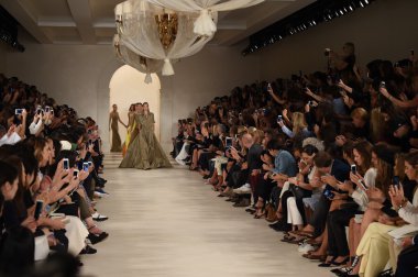 modelleri pistin final yürümek, ralph lauren defile