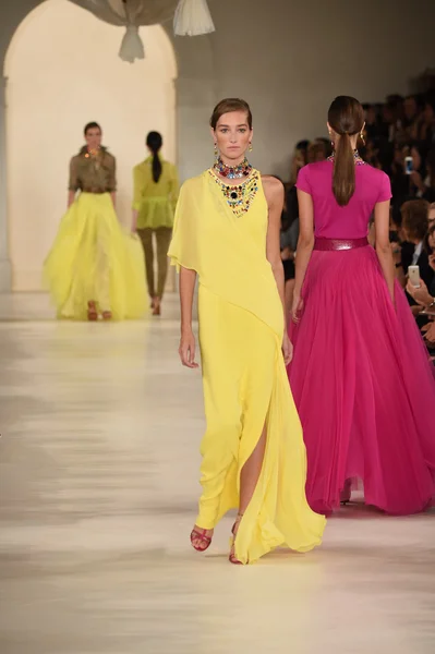 Model walks the runway at Ralph Lauren fashion show — Stock Photo, Image