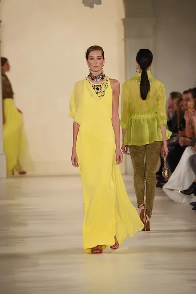 Model loopt de start-en landingsbaan op ralph lauren modeshow — Stockfoto