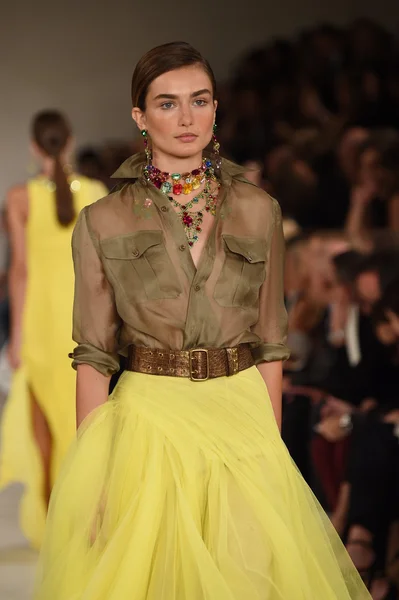 Model loopt de start-en landingsbaan op ralph lauren modeshow — Stockfoto