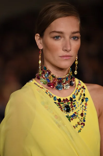 Modelo camina por la pasarela en Ralph Lauren desfile de moda — Foto de Stock