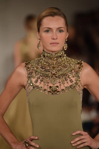 Modelo camina por la pasarela en Ralph Lauren desfile de moda — Foto de Stock