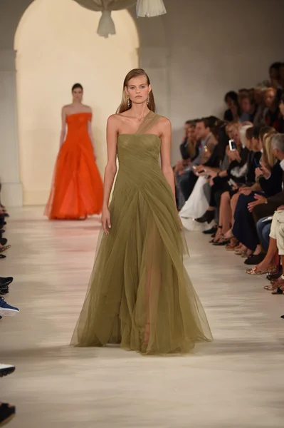 Model loopt de start-en landingsbaan op ralph lauren modeshow — Stockfoto