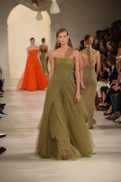 Modelo caminha na passarela no desfile de moda Ralph Lauren — Fotografia de Stock