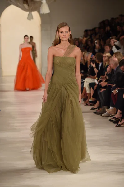 Modelo camina por la pasarela en Ralph Lauren desfile de moda —  Fotos de Stock