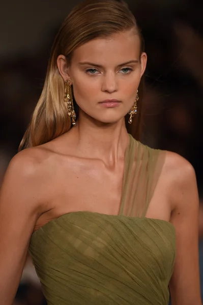 Modellen går på rullebanen på Ralph Lauren moteshow – stockfoto