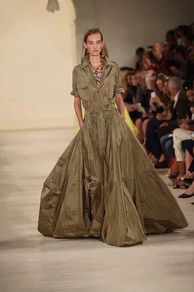 Modelo camina por la pasarela en Ralph Lauren desfile de moda — Foto de Stock