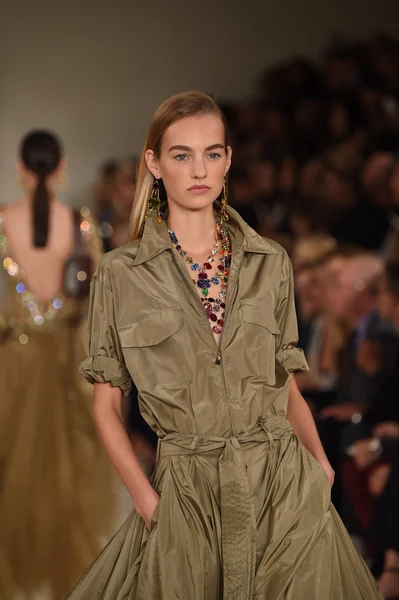 Modelo camina por la pasarela en Ralph Lauren desfile de moda — Foto de Stock