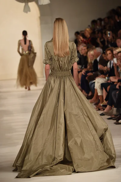 Modelo camina por la pasarela en Ralph Lauren desfile de moda — Foto de Stock