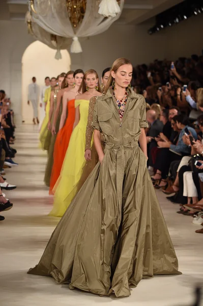 Modelos andam no final da pista no desfile de moda Ralph Lauren — Fotografia de Stock