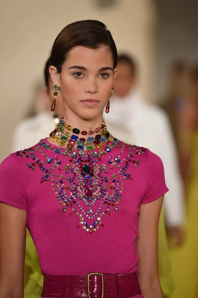 Modelo camina por la pasarela en Ralph Lauren desfile de moda — Foto de Stock