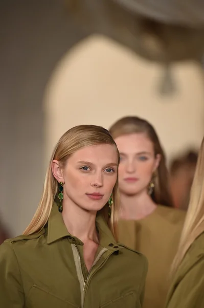 Modelos caminar el final de pista en Ralph Lauren desfile de moda — Foto de Stock