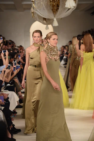 Modellen lopen de start-en landingsbaan finale op ralph lauren modeshow — Stockfoto