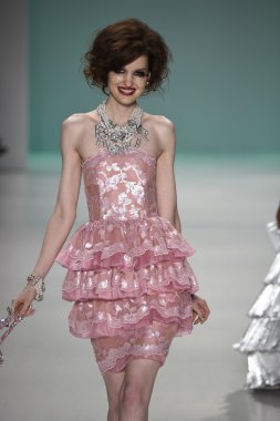 デジタル キーボード ピアノで遊ぶ子供