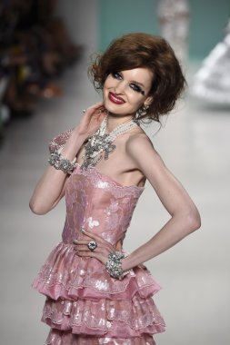 デジタル キーボード ピアノで遊ぶ子供