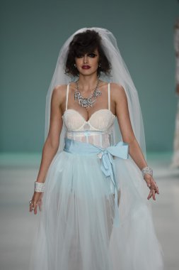 デジタル キーボード ピアノで遊ぶ子供