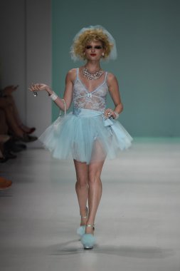 デジタル キーボード ピアノで遊ぶ子供