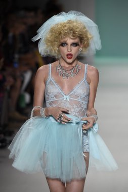 デジタル キーボード ピアノで遊ぶ子供