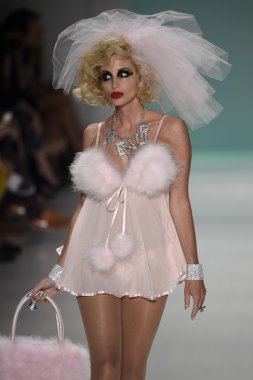 デジタル キーボード ピアノで遊ぶ子供