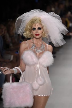 デジタル キーボード ピアノで遊ぶ子供