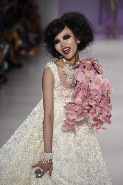 デジタル キーボード ピアノで遊ぶ子供