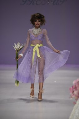 デジタル キーボード ピアノで遊ぶ子供