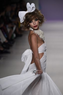 デジタル キーボード ピアノで遊ぶ子供