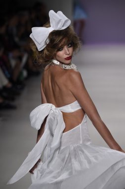 デジタル キーボード ピアノで遊ぶ子供