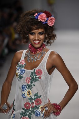 デジタル キーボード ピアノで遊ぶ子供