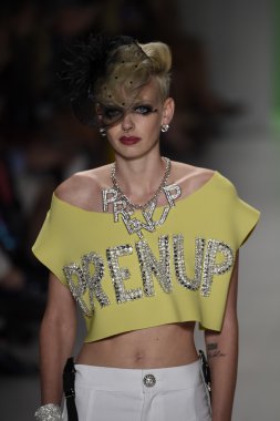 デジタル キーボード ピアノで遊ぶ子供