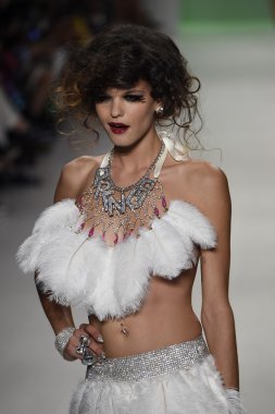 デジタル キーボード ピアノで遊ぶ子供