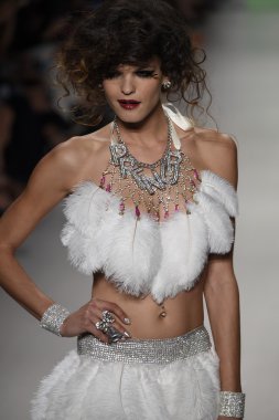 デジタル キーボード ピアノで遊ぶ子供