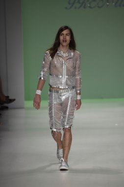 デジタル キーボード ピアノで遊ぶ子供