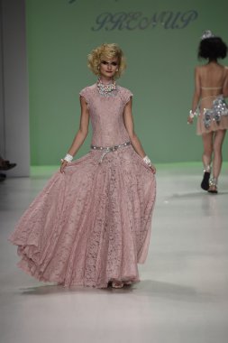 Elena kurnosova yürür pist betsey johnson defile