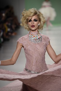 Elena kurnosova yürür pist betsey johnson defile