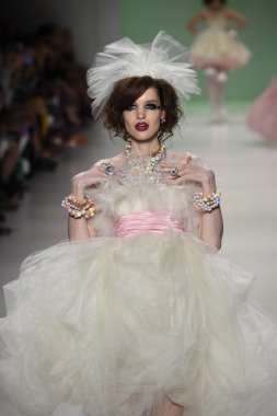 デジタル キーボード ピアノで遊ぶ子供