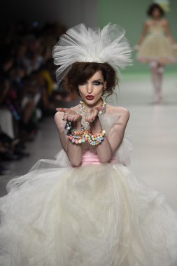 デジタル キーボード ピアノで遊ぶ子供