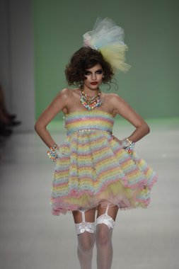 デジタル キーボード ピアノで遊ぶ子供