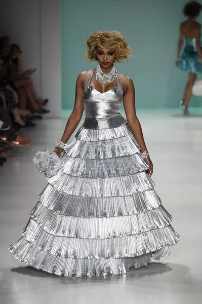 Cynthia Bailey camina por la pasarela en el show de Betsey Johnson — Foto de Stock