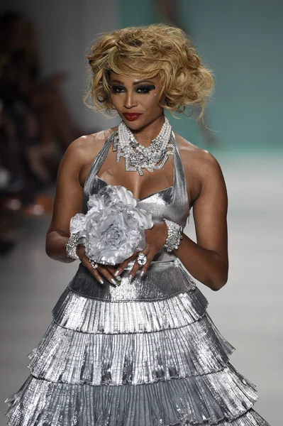 Cynthia Bailey camina por la pasarela en el show de Betsey Johnson —  Fotos de Stock